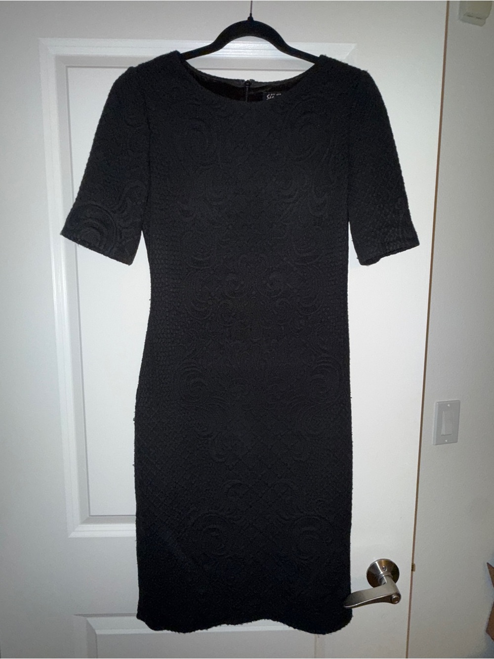 per una Black Textured Midi Dress with Short Sleeves